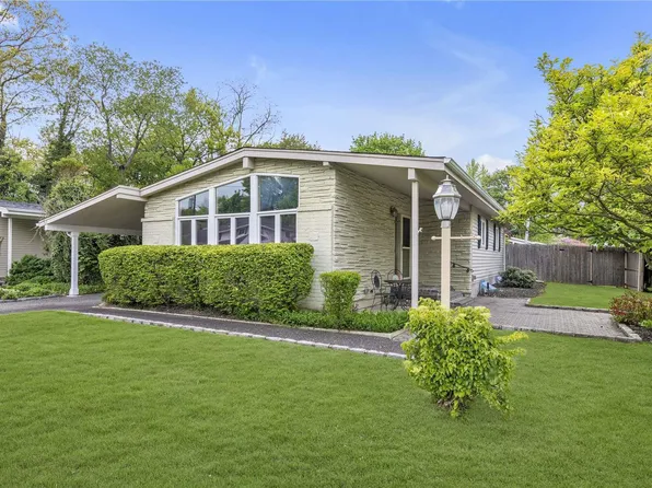 19 David Court, Huntington Station, NY 11746