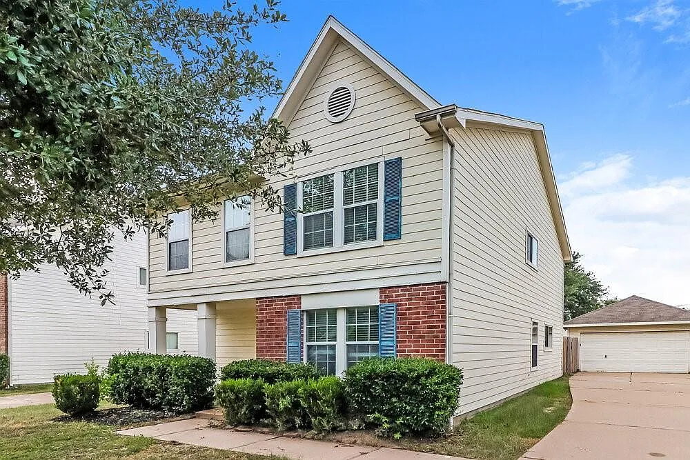 5 bed, 3.5 bath, 2274 sqft, $2,045 — Photo 1