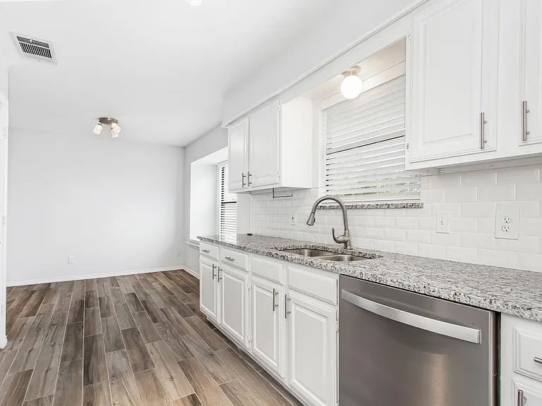 1016 Willowbrook Trl — Photo 11