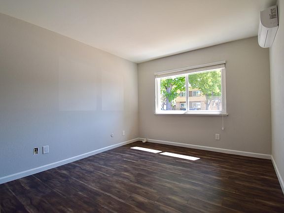 3rd image of 1359 Kingfisher Way APT 3