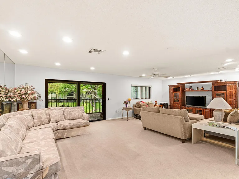 46 Stratford Ln W #D — Photo 4