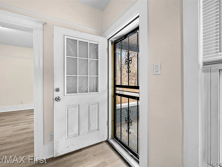 556 Leicester Ct — Photo 2