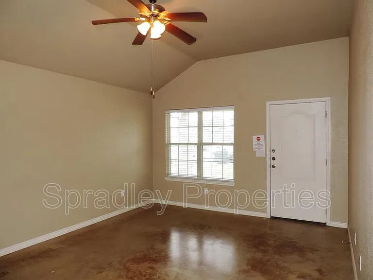 767B E Ridge Blvd — Photo 2