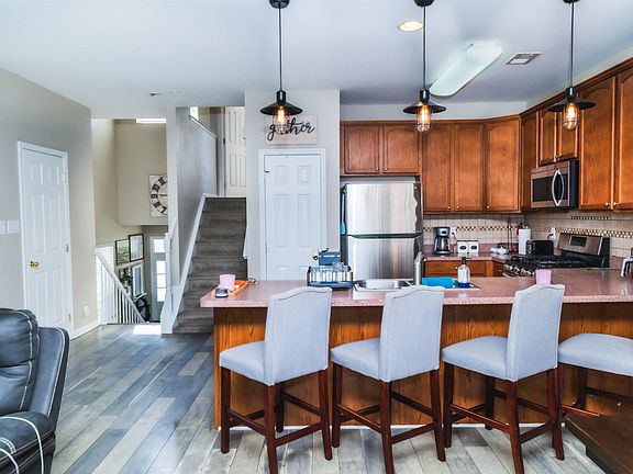 4th image of 40 Meadow Cir