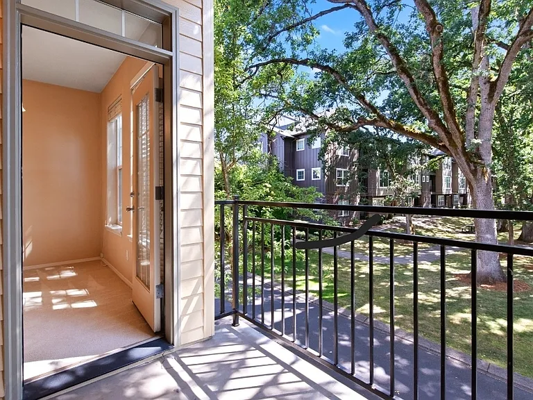 816 NE Caden Ave — Photo 21