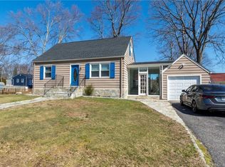 216 Macon Dr, Bridgeport, CT 06606