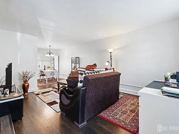 4th image of 21 Roosevelt Ct