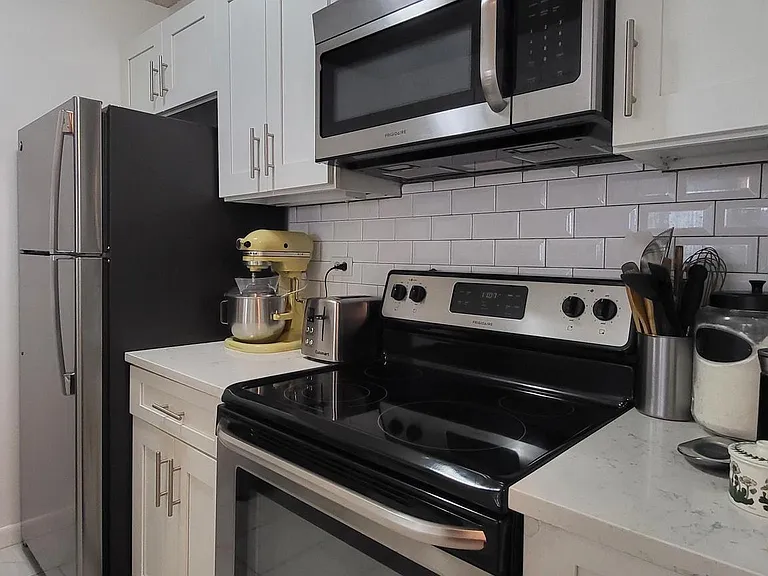 241 S 6th St #1202B — Photo 9