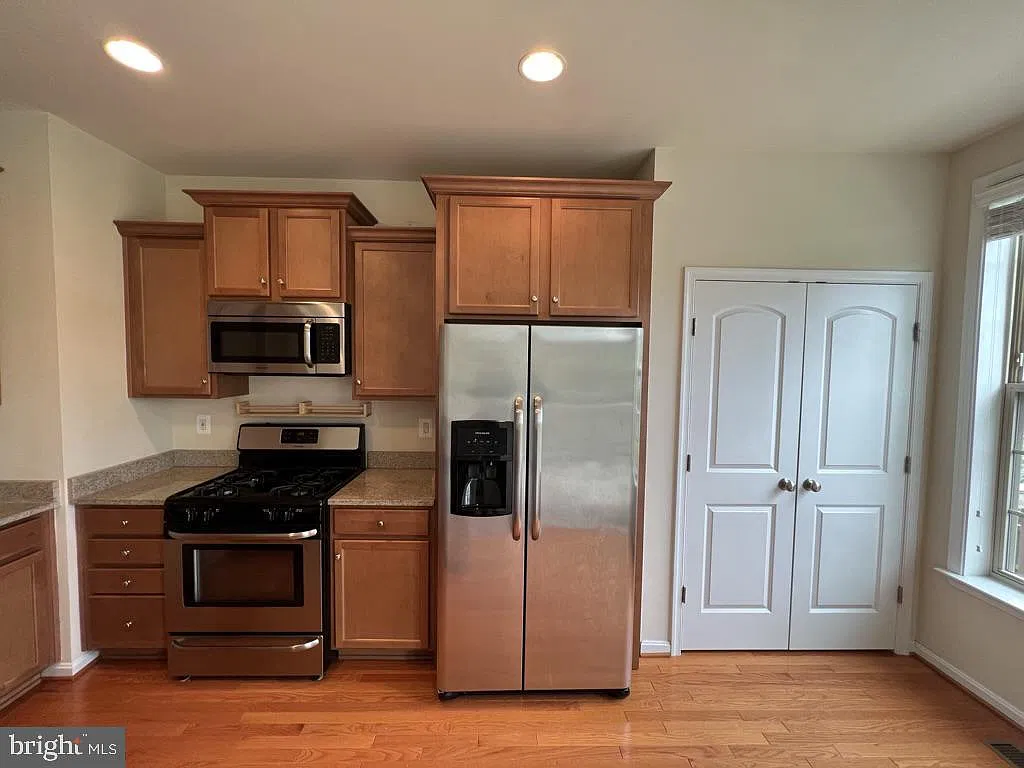 3 bed, 4.0 bath, 1988 sqft, $2,795 — Photo 3