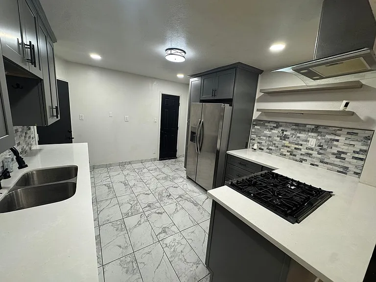 688 Taft Ave — Photo 2