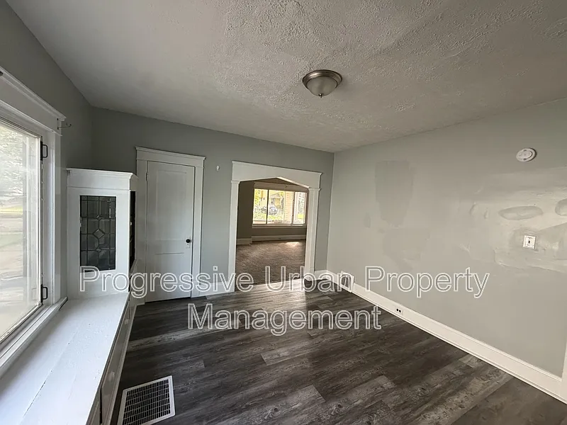 2 bed, 1.0 bath, 1221 sqft, $995 — Photo 3