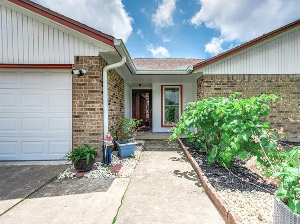 720 S Remington Dr, Angleton, TX 77515