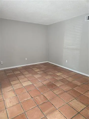 2 bed, 1.5 bath, 1000 sqft, $1,300 — Photo 3