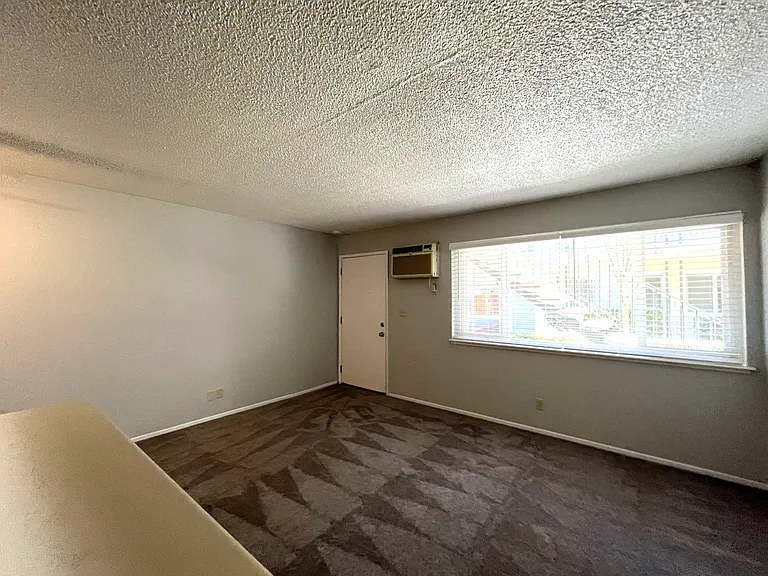 330 W Acacia Street — Photo 15