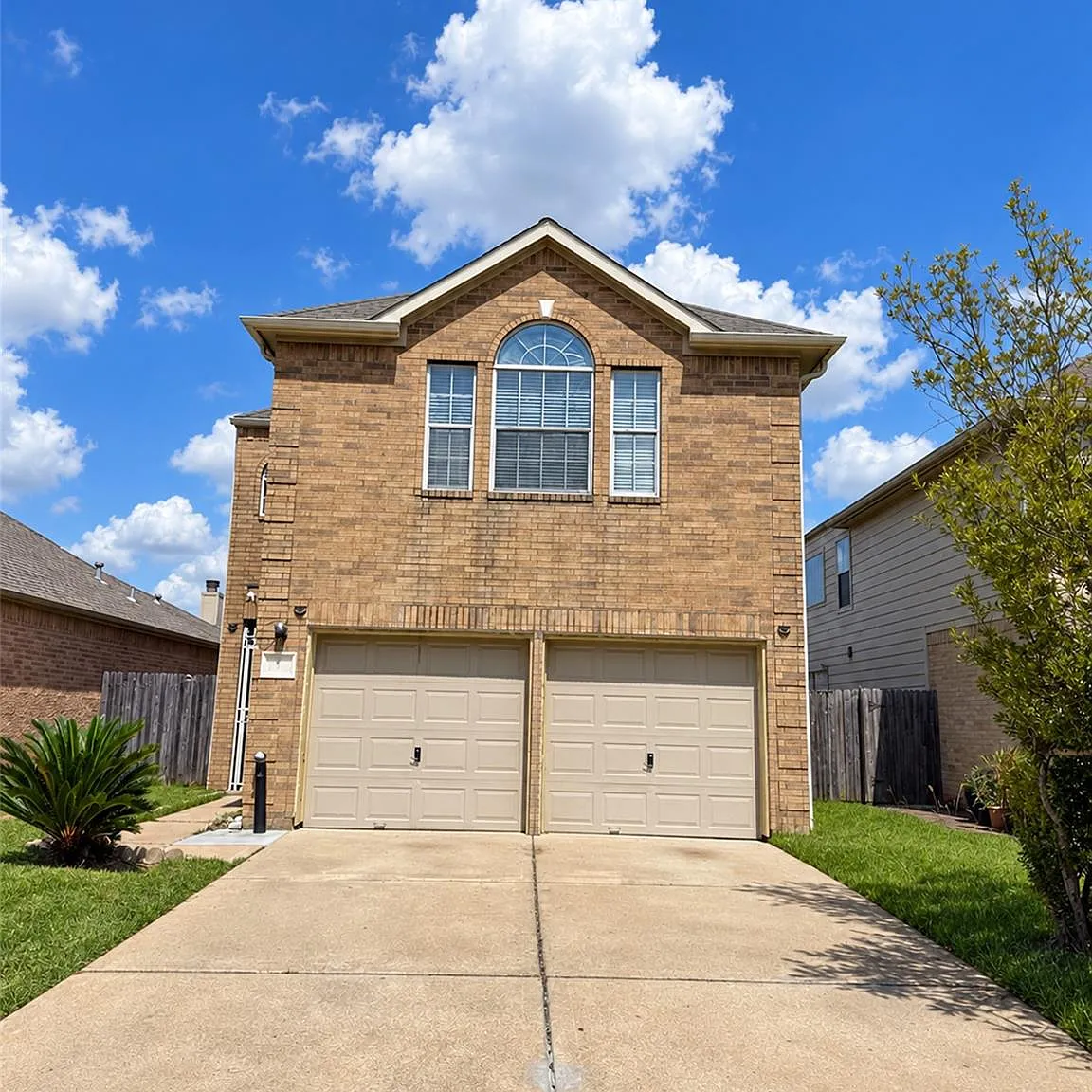 4 bed, 2.5 bath, 2035 sqft, $1,900 — Photo 2