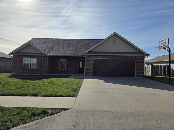 909 Kelli Ct, Centralia, MO 65240