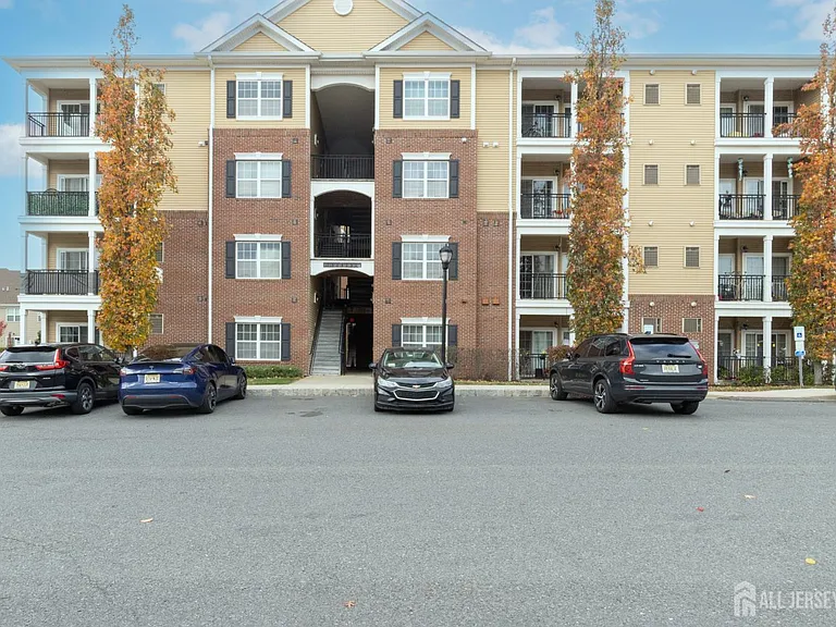 541 E Celebration Way — Photo 2