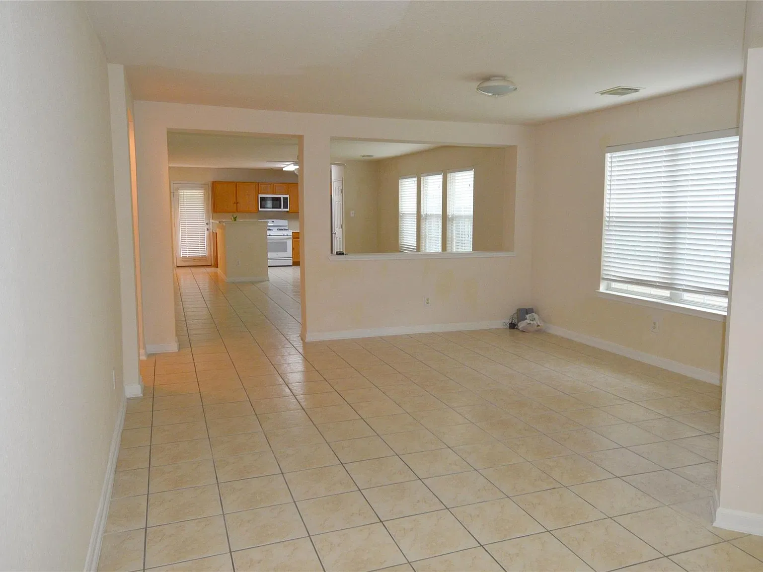 3 bed, 2.0 bath, 1811 sqft, $1,900 — Photo 4