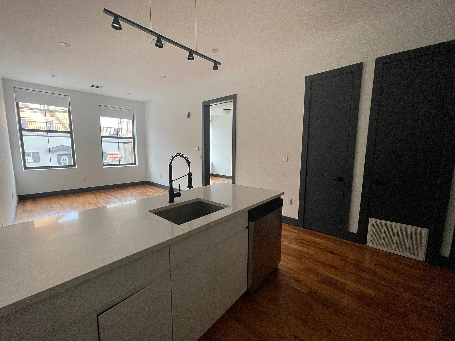 1 bed, 650 sqft, $2,100 — Photo 1