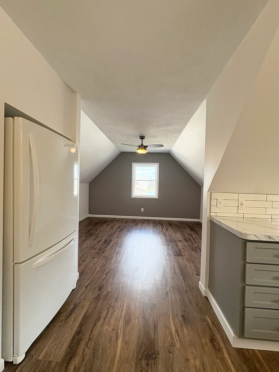 Building Photo - 118 E 3rd St #2
