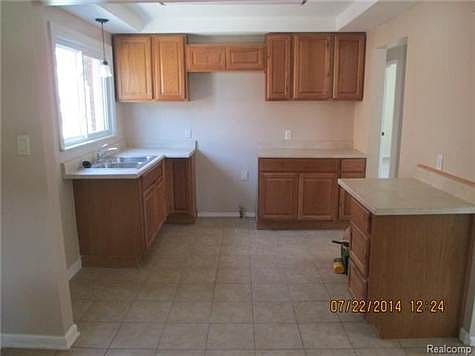 4th image of 15626 Warwick Ave