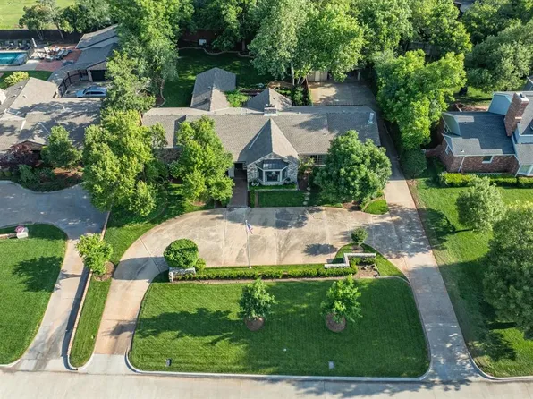 1636 Queenstown Rd, Nichols Hills, OK 73116