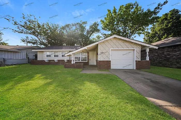 1509 Hampton Dr — Photo 1