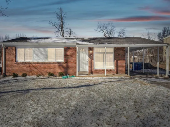 2815 Foxwood Dr, Maryland Heights, MO 63043