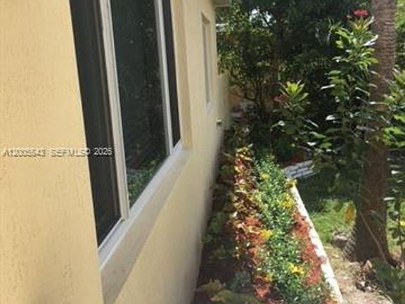 5th image of 805 NE 138th St
