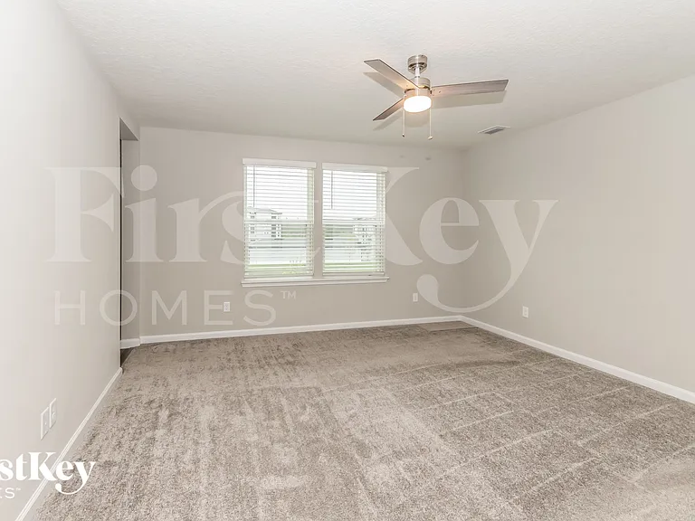 2081 Amberly Dr — Photo 9