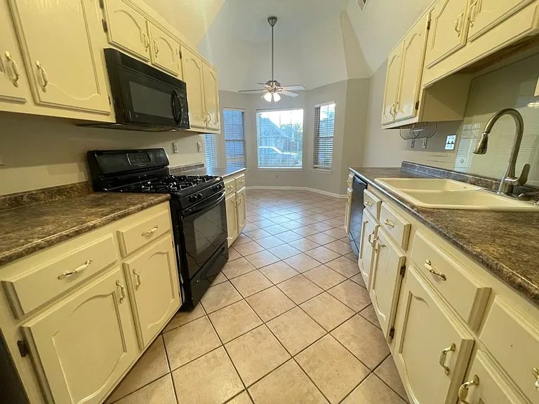 5884 Alexandria Ln — Photo 4
