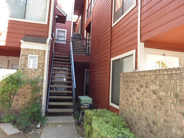 2nd image of 9821 Walnut St #202