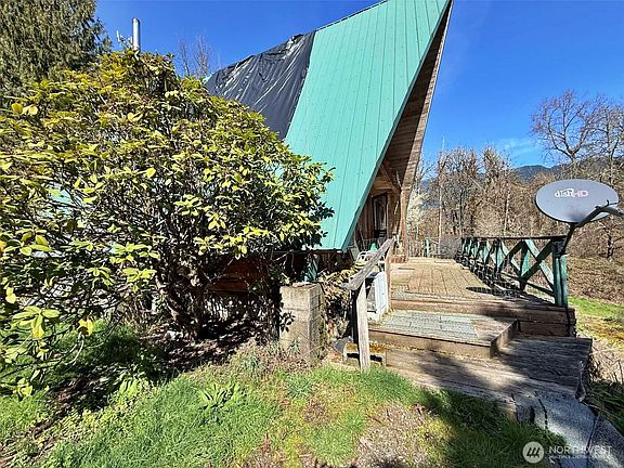 4th image of 360 Peters Road