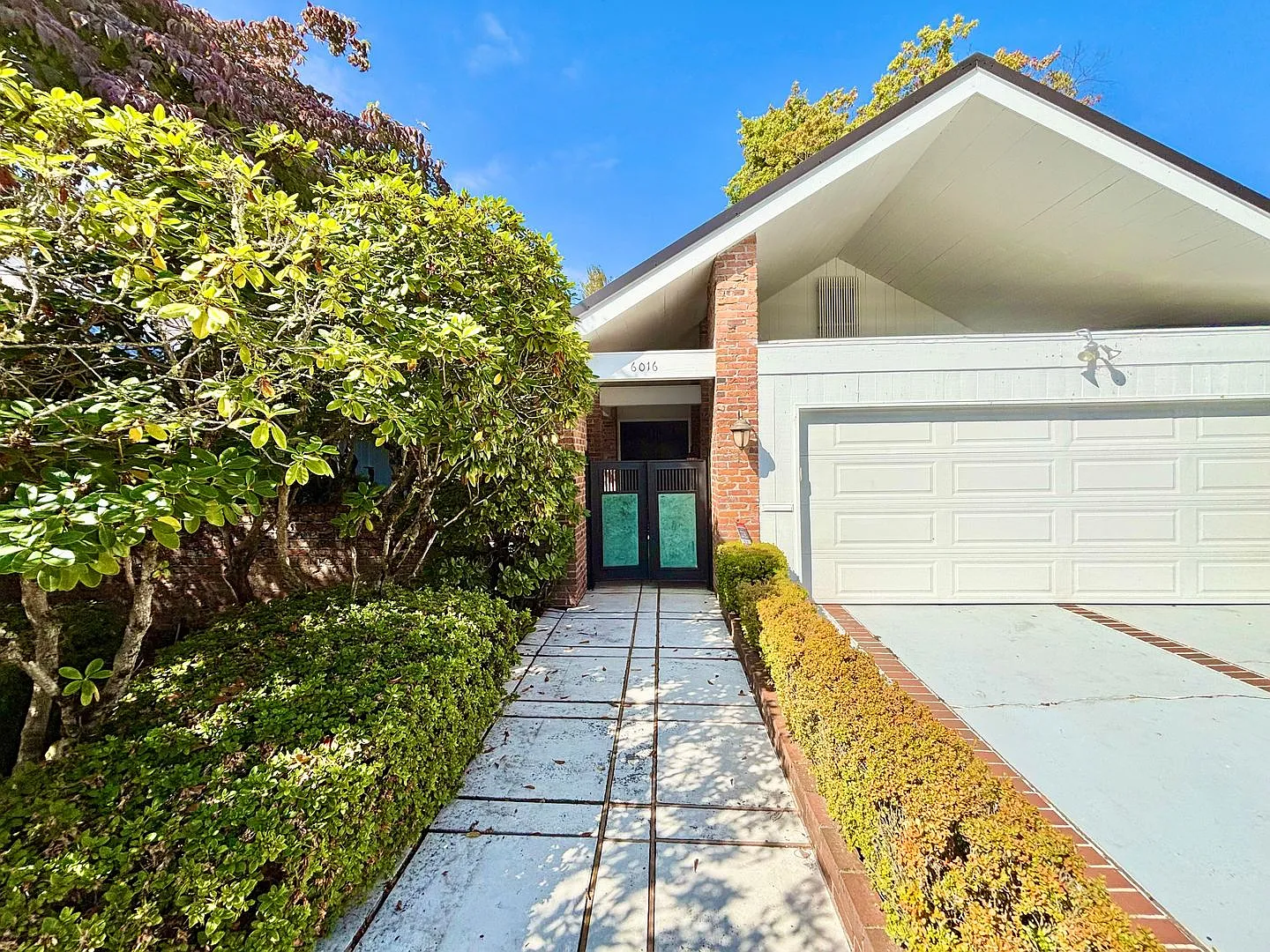 Elegant Windermere Home with Spacious Living, Private Courtyard & Lake Washington Proximity — Photo 2