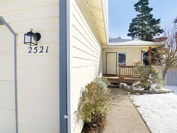 3rd image of 2521 58th Ave NE