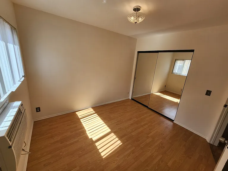1141 Irving Ave #3 — Photo 21