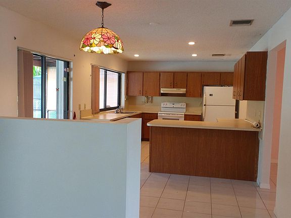 2nd image of 905 SE Bayfront Ave