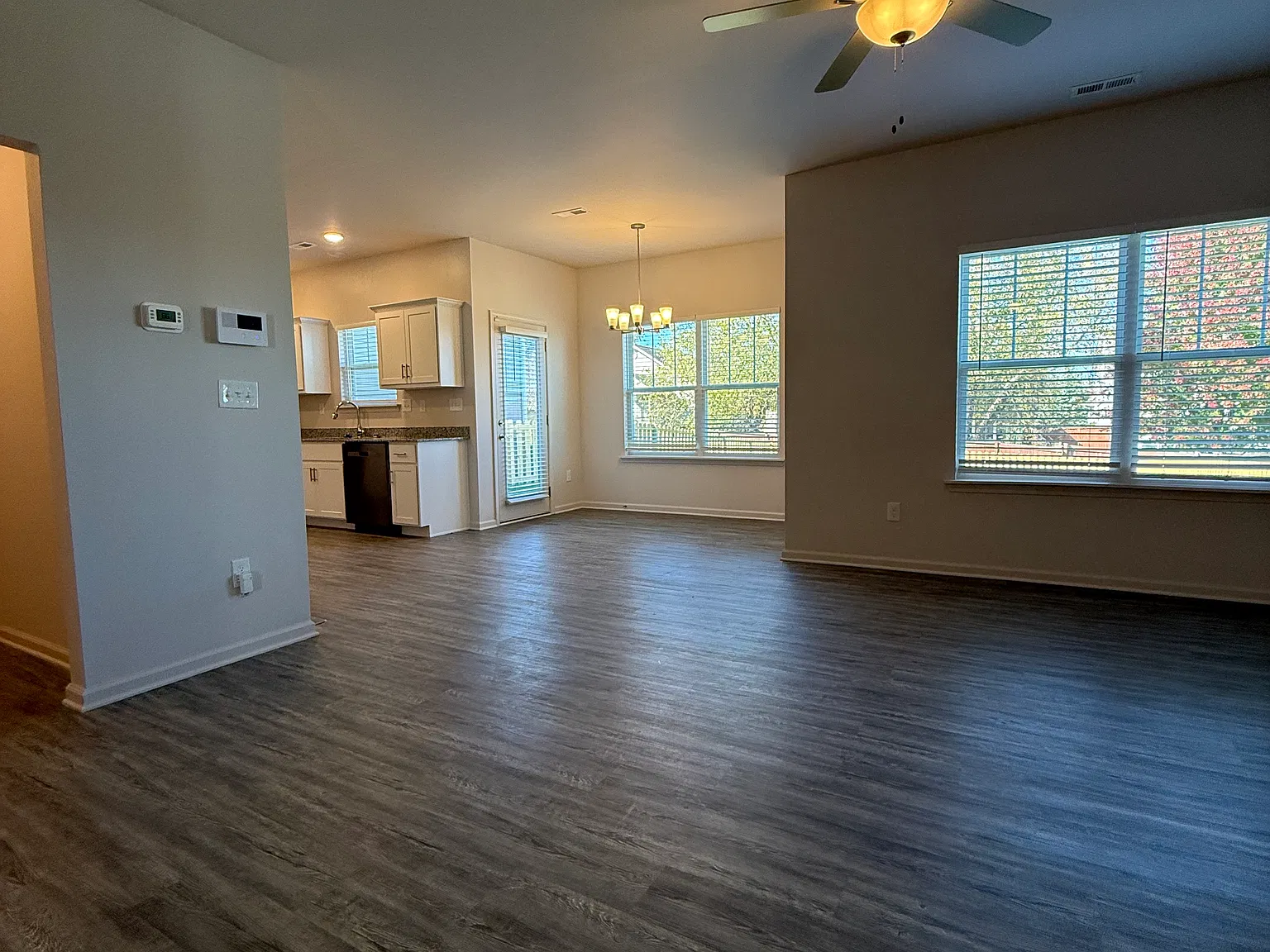4 bed, 2.5 bath, 100 sqft, $2,615 — Photo 4