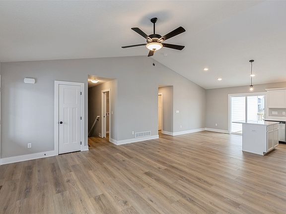 3rd image of 709 NE Country Meadow Dr