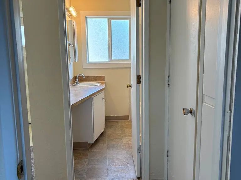 323 E 18th Aly — Photo 18