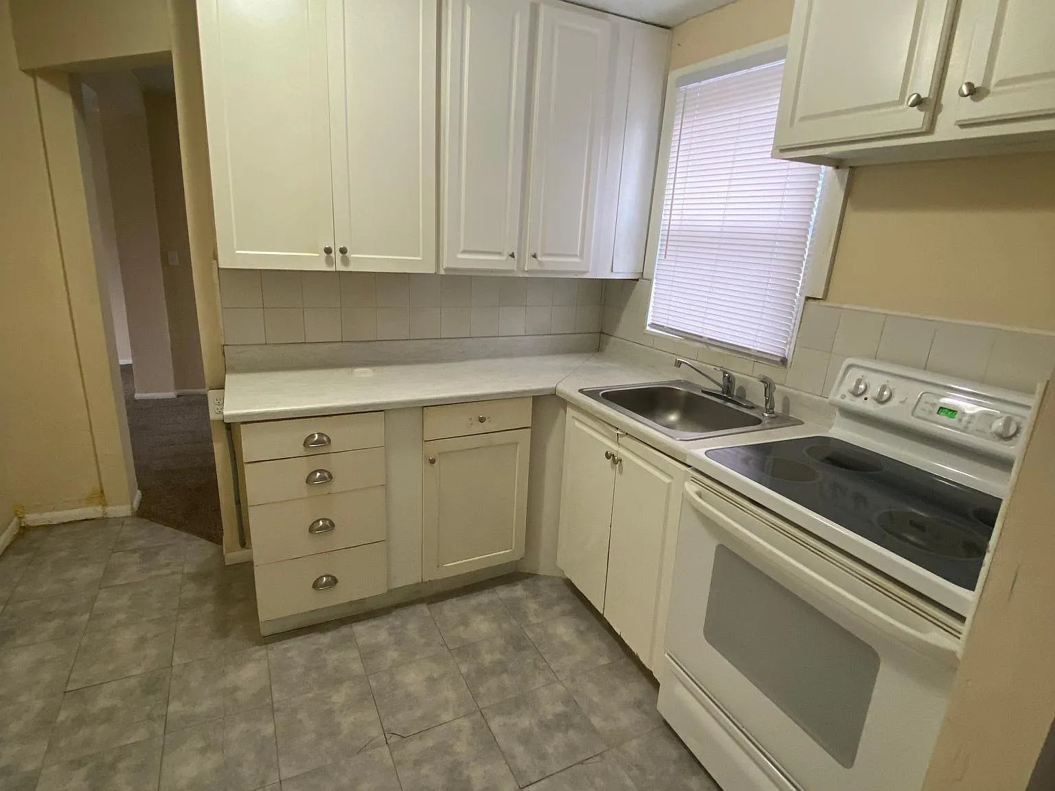 3 bed, 1121 sqft, $1,375 — Photo 2