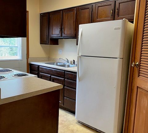 4th image of 501 Roosevelt Rd APT C