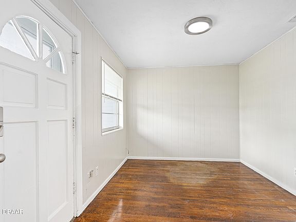 3rd image of 870 Oak St