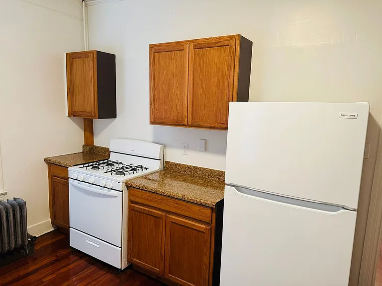 643 W Princess St #2 — Photo 3