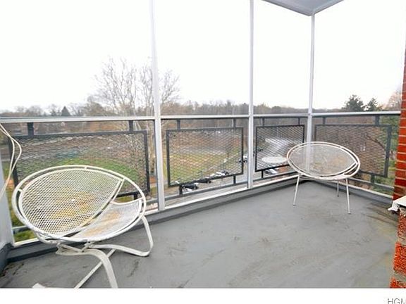 Screened in balcony overlooking Garth Road Park and Playground.  Its a great place to enjoy the outside or hangout with friends.