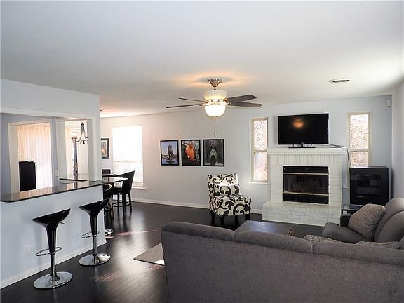 4th image of 806 N Main St