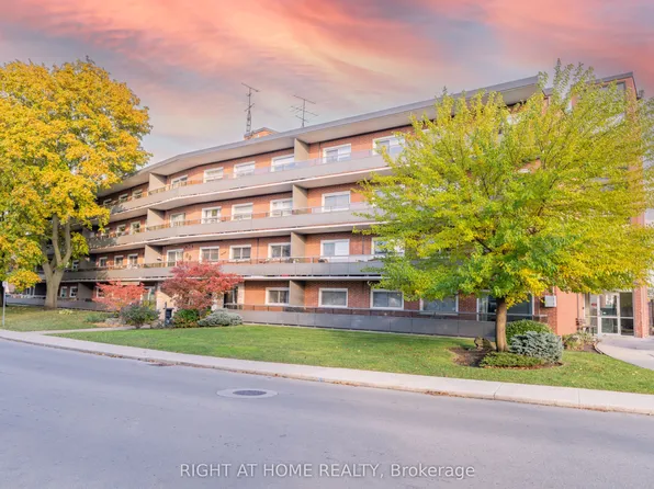 11 Woodman Dr S #211, Hamilton, ON L8K 4E3