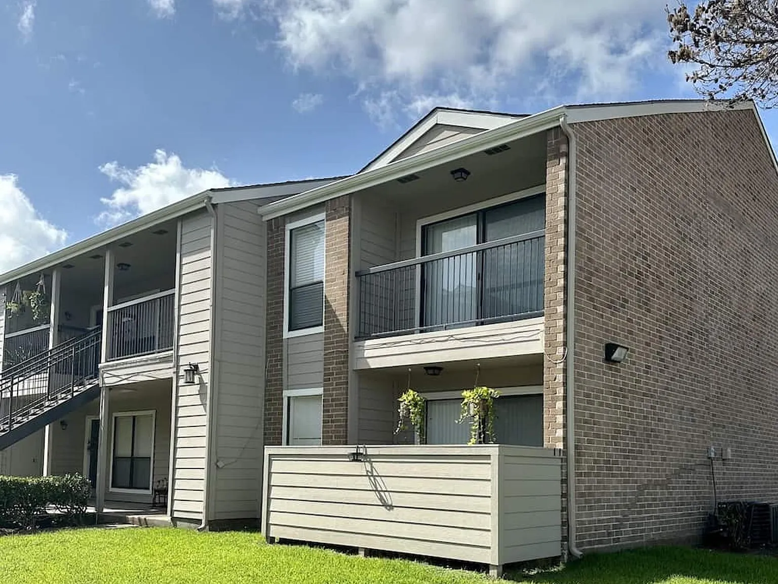Fairway Square Apartments — Photo 4