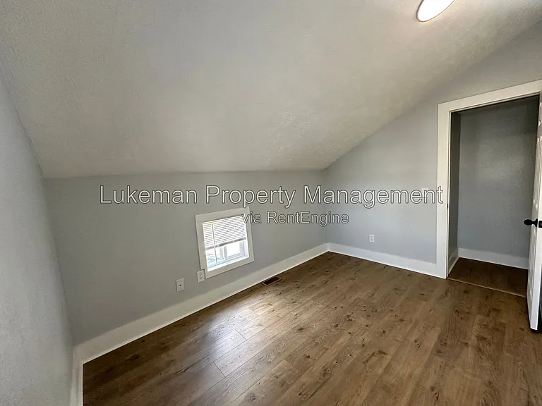 215 E North St — Photo 19