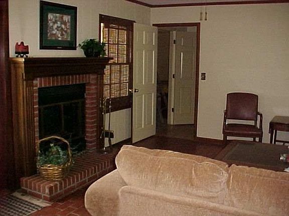 4th image of 303 Oakwood Dr